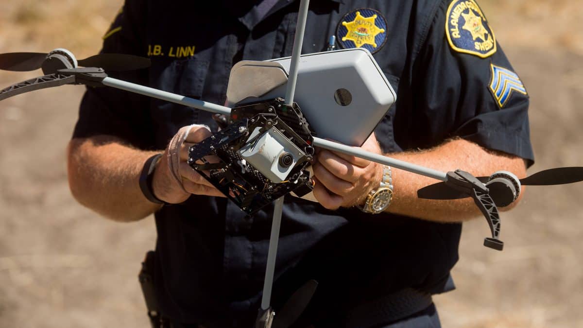 un policía confisca un drone ilegal