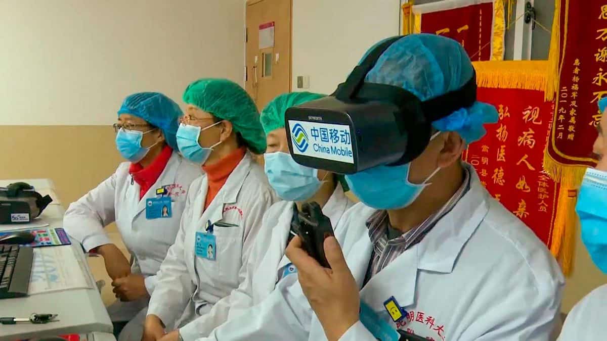 un equipo de médicos realizan un streaming en 360en hospitales durante la pandemia