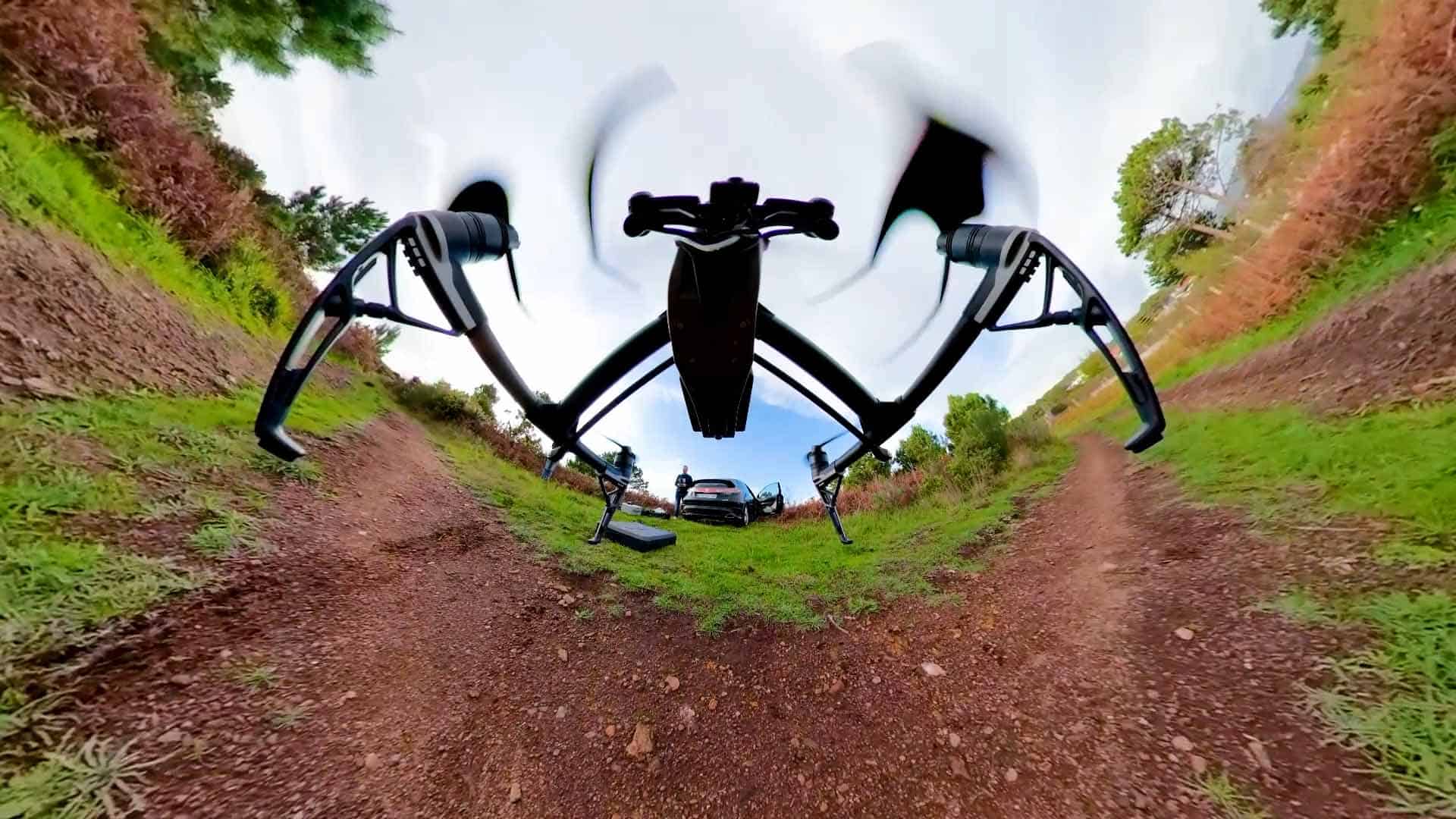 Grabación de vídeo 360 con drone. Plano ultrangular del RPA Inspire 2 x5s portando una cámara 360º