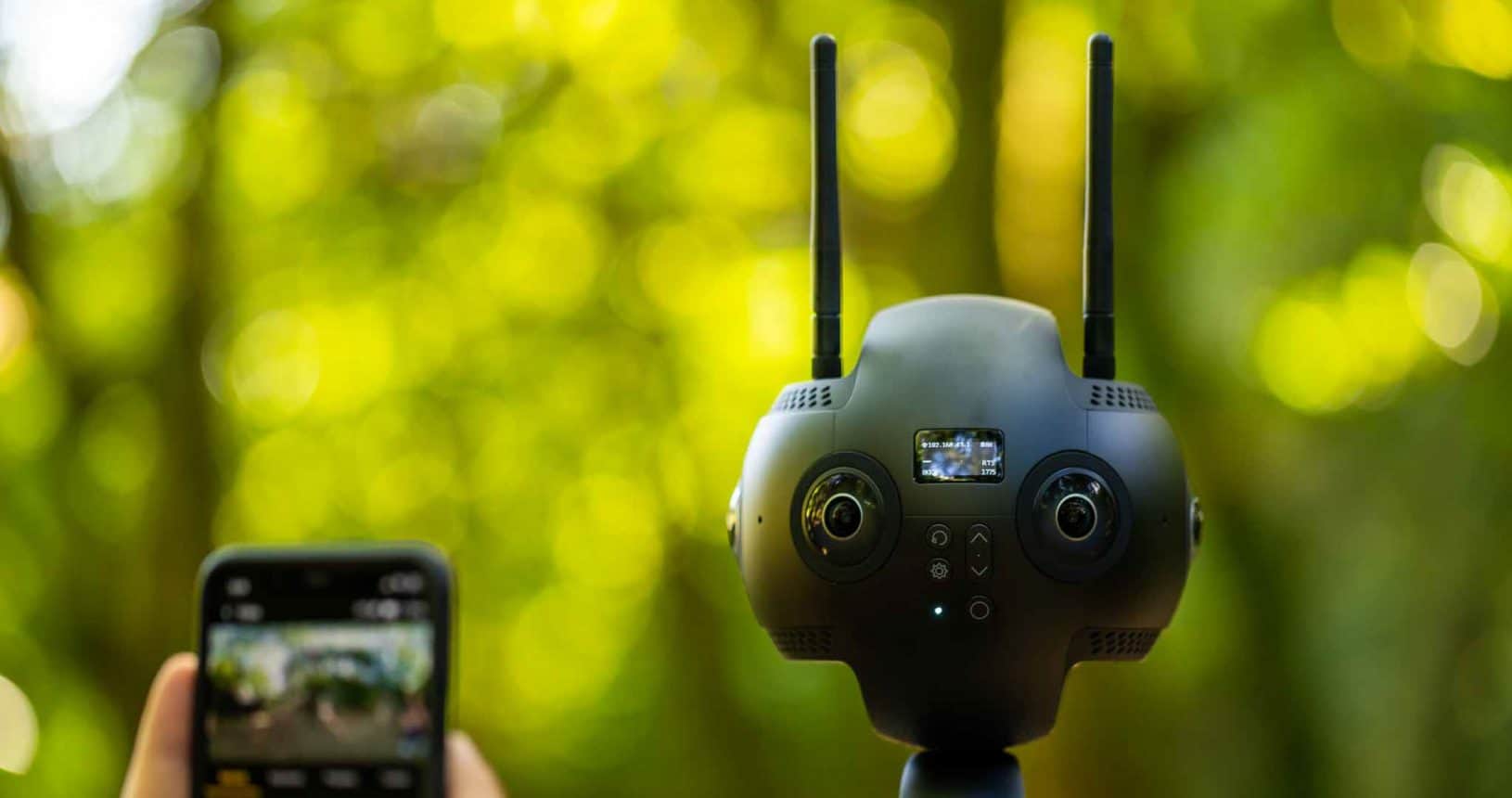 Grabación de vídeo 360 8K 3D con Insta 360 Pro2 controlada por un s e un espacio naturalmartphone