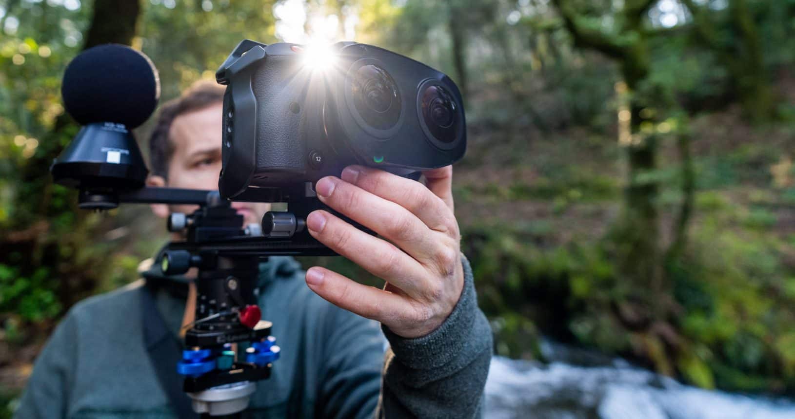 Un operador de cámara realiza un grabación de vídeo en realidad virtual con la canon R5C en el río.