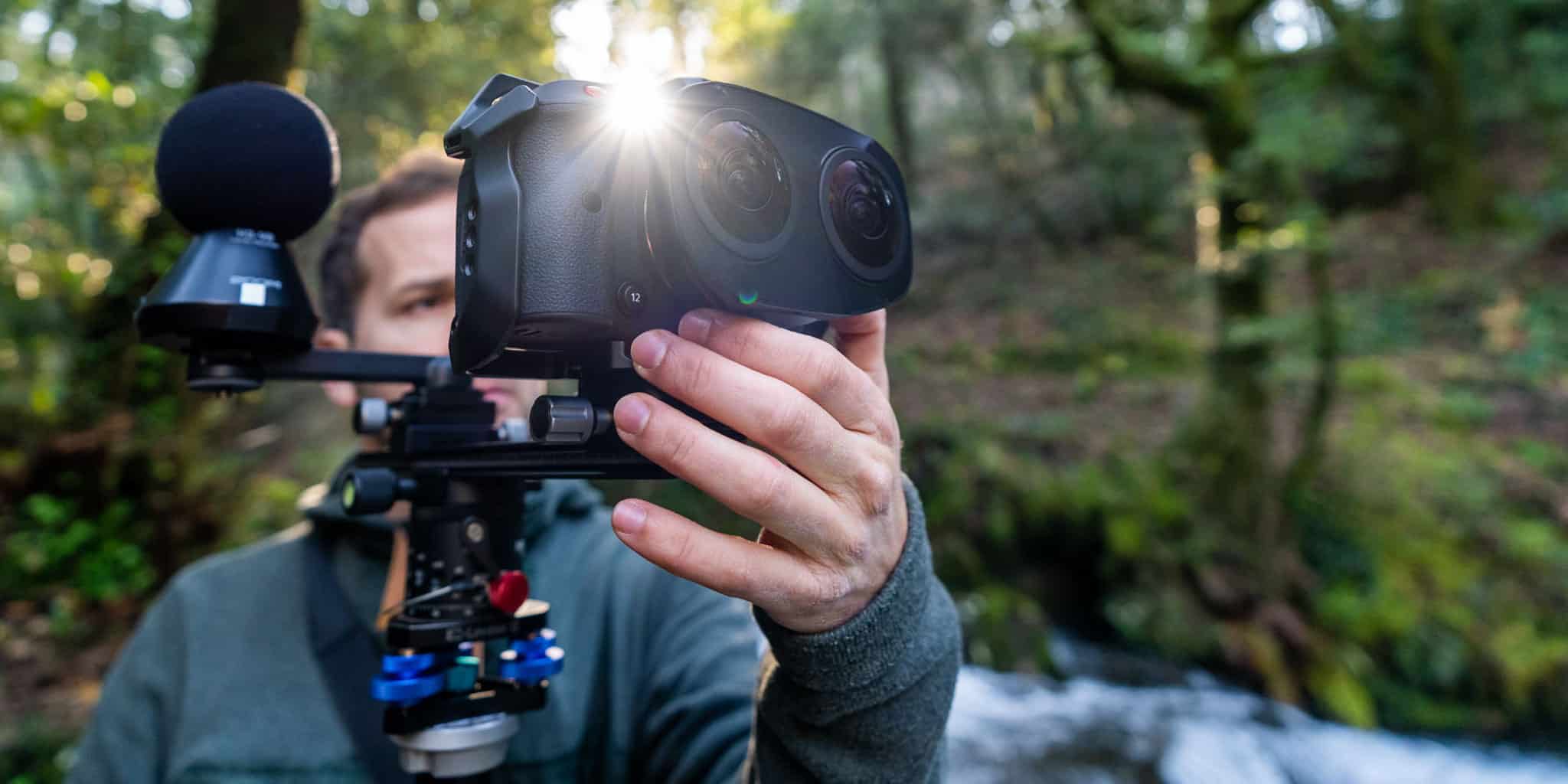 Un operador de cámara realiza un grabación de vídeo en realidad virtual con la canon R5C en el río.