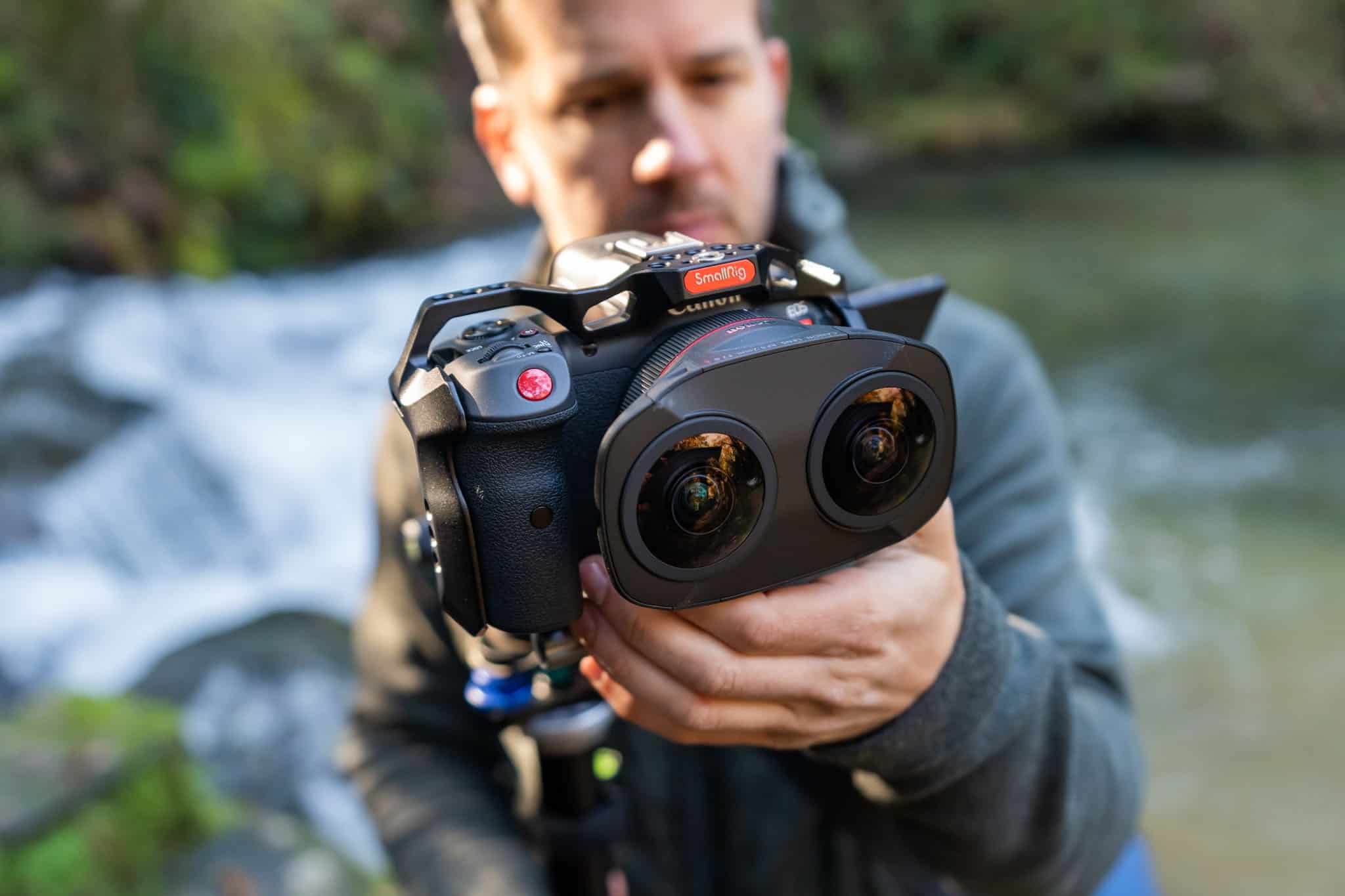 Plano detalle de la cámara híbrida Canon R5C configurada para grabar vídeo 180 VR 3D