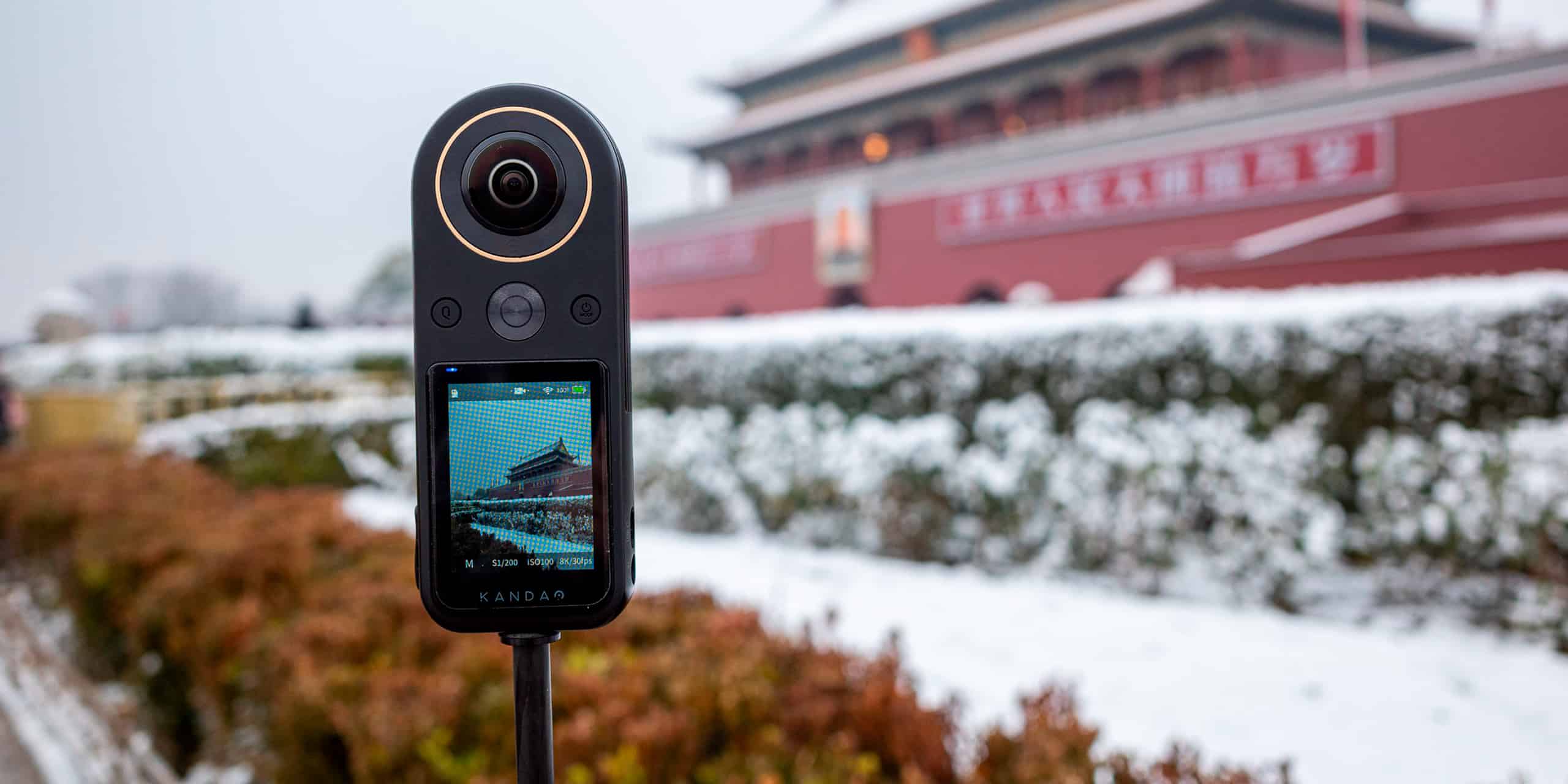 Cámara de video 360 Qoocam 8K grabando en un lugar nevado.