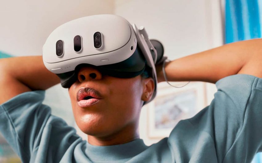 chica se realaja viendo un vúdeo 360 en meta quest 3